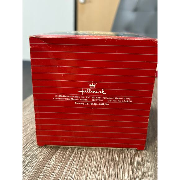 Light and Motion Ornament 1988 Country Express-Sculpted & 1988 Skater Waltz - Picture 4 of 6